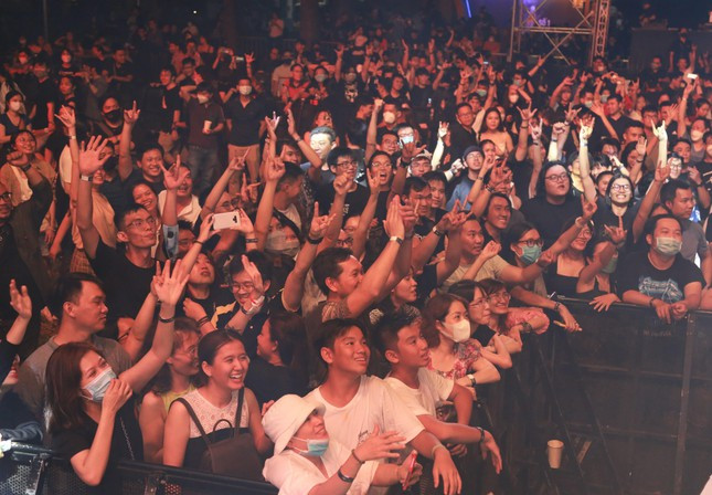 Live concert cuốn hút đông đảo khán giả đến phút cuối bởi những phong vị riêng có lẫn yếu tố tươi mới.