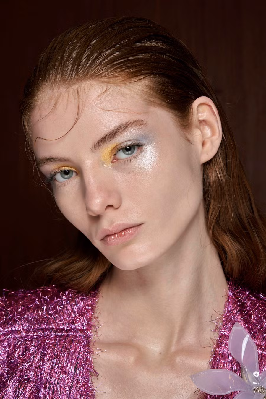  Bất kể mang sắc đỏ, cam hay nâu beige trung tính, lớp phấn màu ngay lập tức trở nên mơ màng chỉ bằng một lớp bóng bao phủ bên trên.