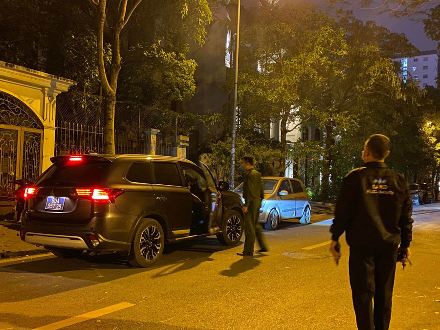 Cơ quan điều tra khám xét nhà riêng ông Trịnh Văn Quyết tối 29.3 - Ảnh: Trần Cường Cơ quan điều tra khám xét nhà riêng ông Trịnh Văn Quyết tối 29.3 - Ảnh: Trần Cường