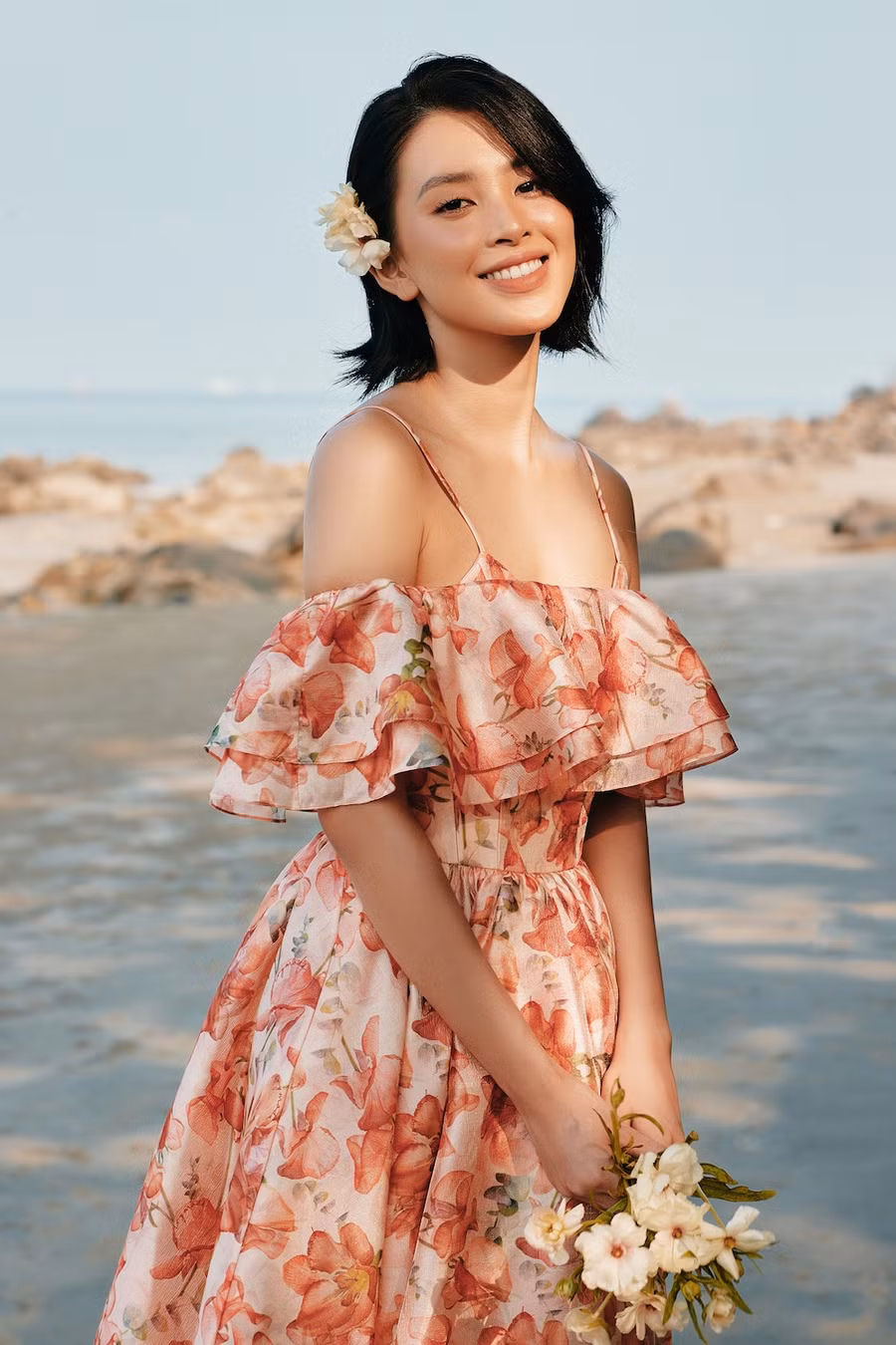  Một trong những điểm nhấn của bộ sưu tập này là hình ảnh hoa đậu biếc, biểu tượng cho vẻ đẹp bền bỉ, dẻo dai