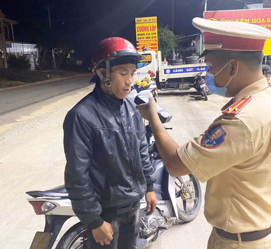 Lực lượng CSGT Công an huyện Kbang kiểm tra, xử lý vi phạm về nồng độ cồn. Ảnh: Lê Anh