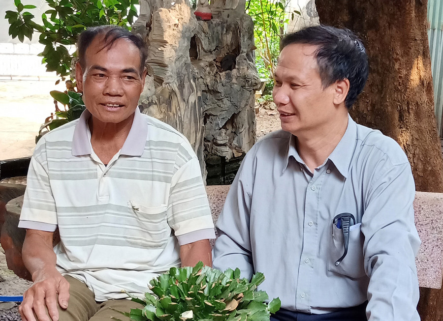 Ông Rơ Mah Vô (bìa trái) trao đổi với tác giả. Ảnh: Hoàng Minh Ông Rơ Mah Vô (bên trái, ở làng Lút, xã Ia Phí, huyện Chư Păh) trao đổi với tác giả. Ảnh: Hoàng Cư