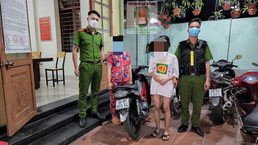 Hai nữ sinh 15 tuổi cùng tang vật xe máy trộm cắp được thu hồi. Ảnh: Văn Tiến