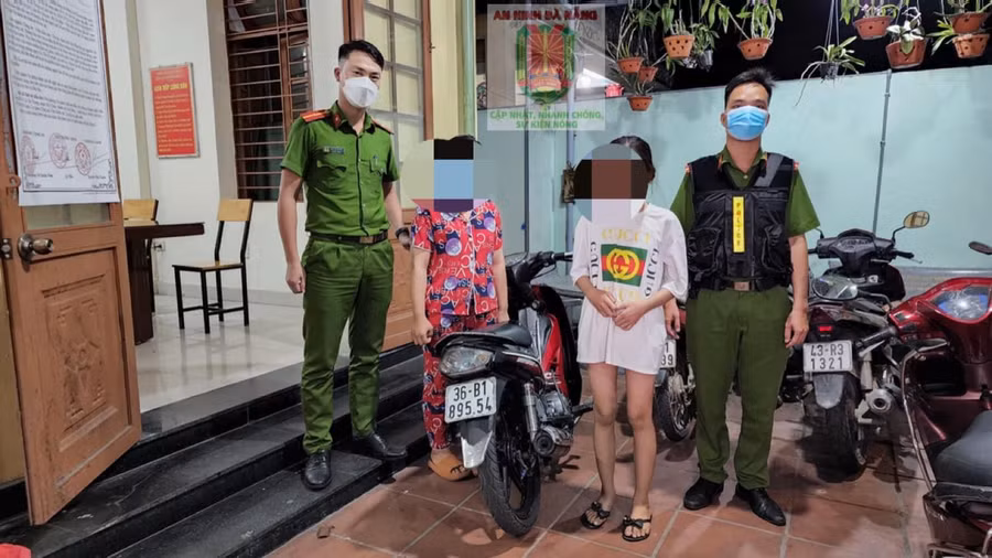 Hai nữ sinh 15 tuổi cùng tang vật xe máy trộm cắp được thu hồi. Ảnh: Văn Tiến