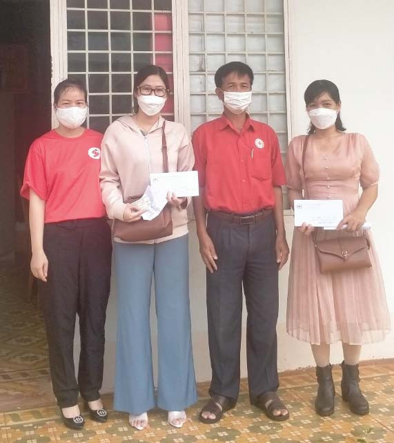 Trao học bổng cho giáo viên phụ trách các trường học nhằm hỗ trợ học sinh khó khăn trên địa bàn huyện Chư Sê. Ảnh: Hồng Ngọc