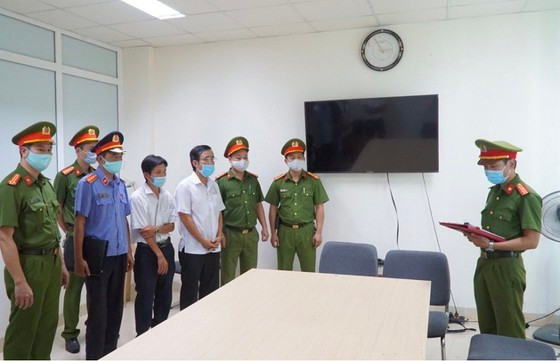  Công an đọc lệnh bắt tạm giam các đối tượng