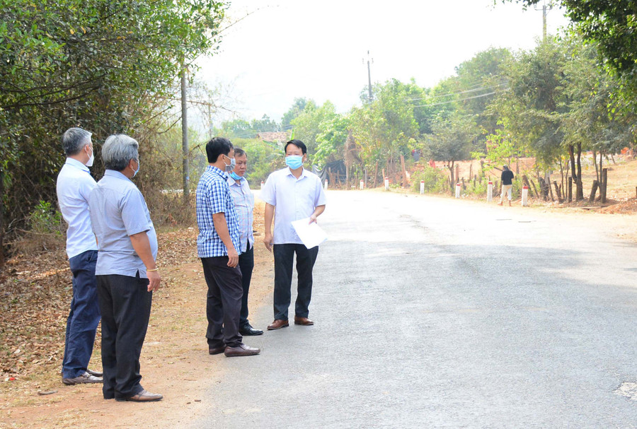Đoàn giám sát Ban Kinh tế-Ngân sách HĐND tỉnh kiểm tra thực tế tại quốc lộ 19D (đoạn qua địa bàn các huyện Mang Yang, Đak Đoa và Chư Păh). Ảnh: Minh Nguyễn