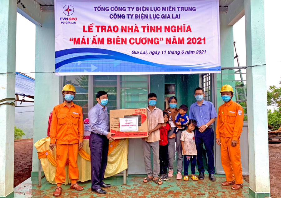 Công ty Điện lực Gia Lai bàn giao nhà “Mái ấm biên cương” cho gia đình anh Siu Thuông (xã Ia Tôr, huyện Chư Prông). Ảnh: N.K