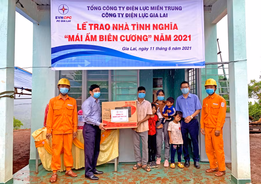 Công ty Điện lực Gia Lai bàn giao nhà “Mái ấm biên cương” cho gia đình anh Siu Thuông (xã Ia Tôr, huyện Chư Prông). Ảnh: N.K