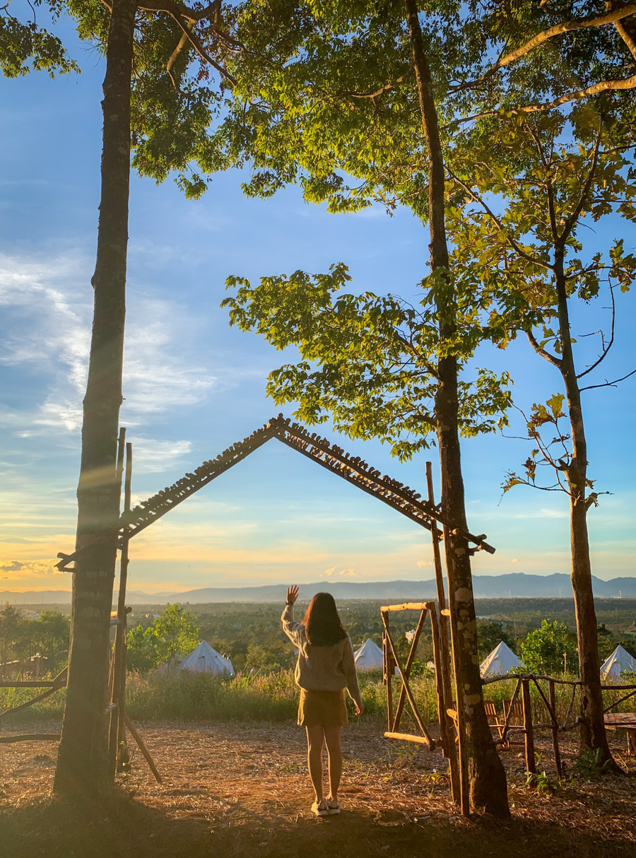 Ngắm hoàng hôn buông xuống từ Camping & Glamping Pleiku. Ảnh: Phương Vi