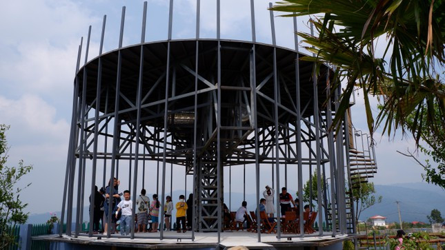 Một địa điểm "check in" đông kín khách trên đồi "37 hộ" ở Măng Đen. Một địa điểm