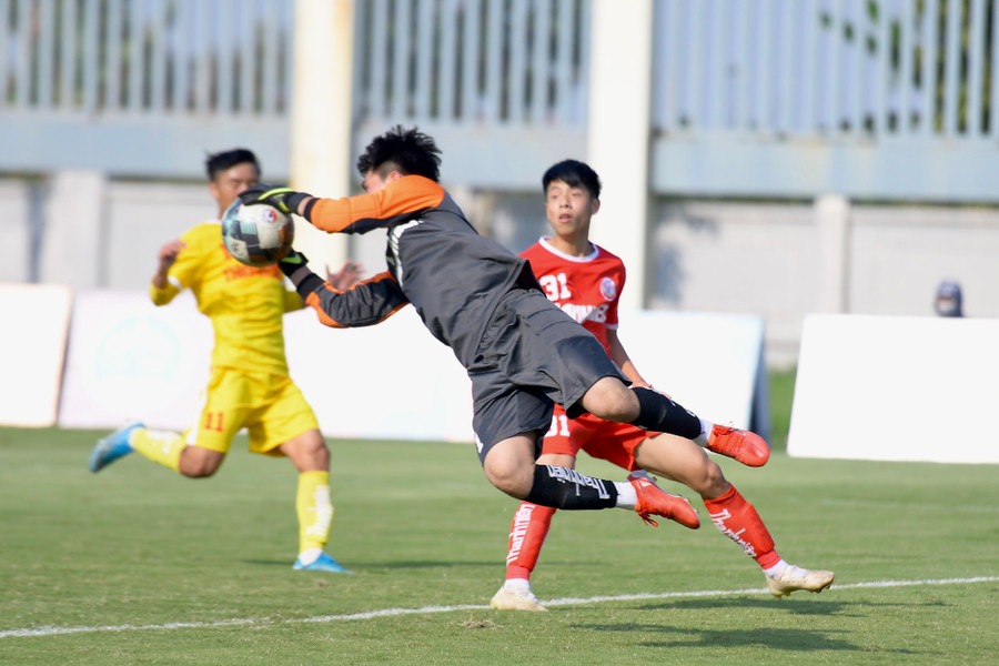 Thủ môn Đoàn Huy Hoàng chưa lọt lưới bàn nào từ đầu VCK, ứng viên danh hiệu thủ môn xuất sắc. Ảnh: Minh Hiếu Thủ môn Đoàn Huy Hoàng chưa lọt lưới bàn nào từ đầu VCK, ứng viên danh hiệu thủ môn xuất sắc. Ảnh: Minh Hiếu