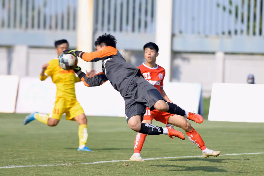  Thủ môn Đoàn Huy Hoàng chưa lọt lưới bàn nào từ đầu VCK, ứng viên danh hiệu thủ môn xuất sắc. Ảnh: Minh Hiếu