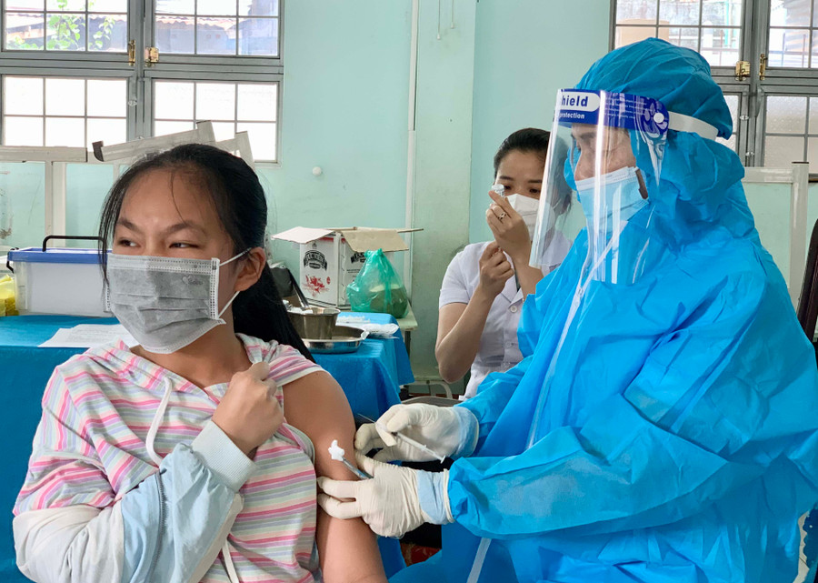 Nhân viên y tế phường Hội Thương, TP. Pleiku tiêm vắc xin cho trẻ từ 5 đến dưới 12 tuổi trên địa bàn. Ảnh: Như Nguyện 