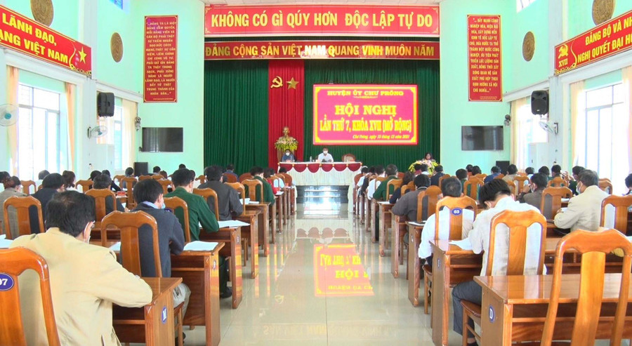 Hội nghị Ban Chấp hành Đảng bộ huyện lần thứ 7. Ảnh: Anh Huy