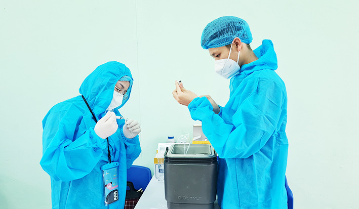 Các địa phương đang tiếp tục triển khai tiêm vắc xin cho người dân và rà soát, lập danh sách, chuẩn bị điều kiện để tiêm vắc xin phòng Covid-19 cho trẻ em từ 5 đến dưới 12 tuổi. Ảnh: Bá Bính Các địa phương đang tiếp tục triển khai tiêm vắc xin cho người dân và rà soát, lập danh sách, chuẩn bị điều kiện để tiêm vắc xin phòng Covid-19 cho trẻ em từ 5 đến dưới 12 tuổi. Ảnh: Bá Bính