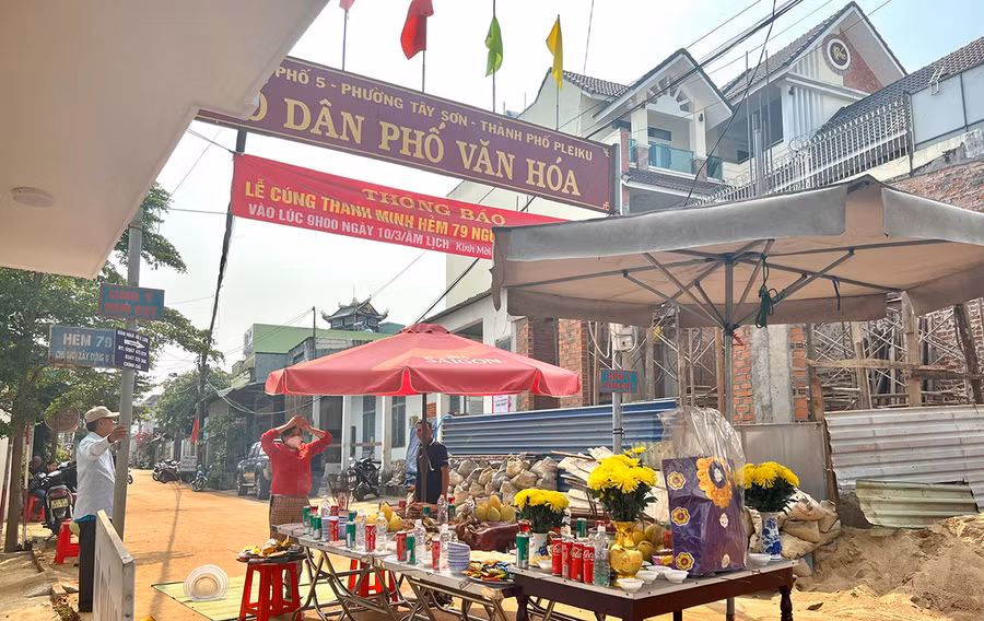 Người dân hẻm 79 đường Nguyễn Đình Chiểu (tổ 5m, phường Tây Sơn, TP. Pleiku) tổ chức lễ cúng Thanh minh. Ảnh: Minh Nhật