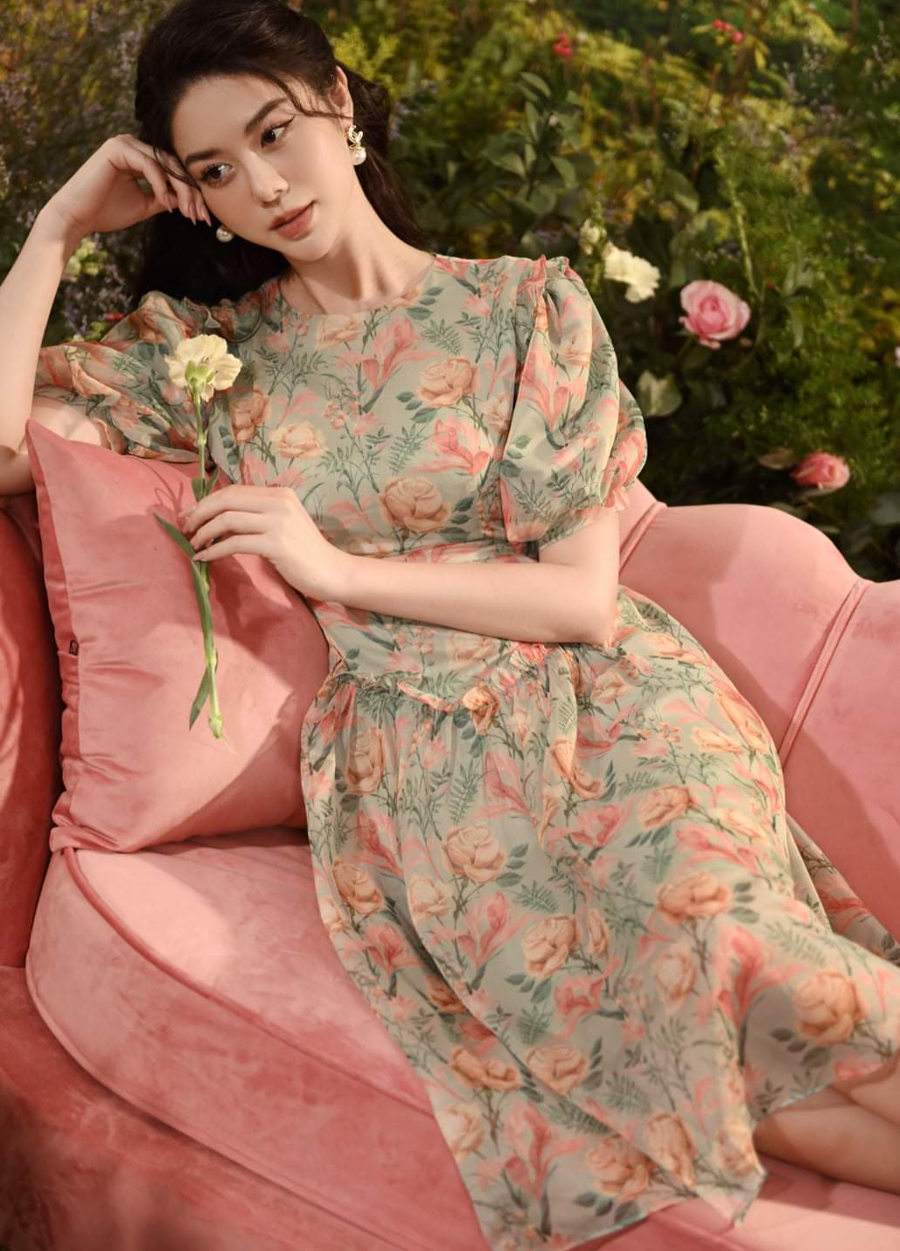 Mùa hè đến váy voan chính là item có thể tôn trọn những nét mong manh và hiền dịu của các nàng khi diện.