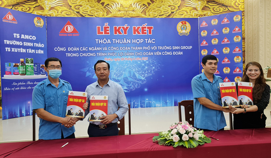  Các cấp Công đoàn ký kết chương trình phúc lợi cho đoàn viên với Trường Sinh Group. Ảnh: Đinh Yến