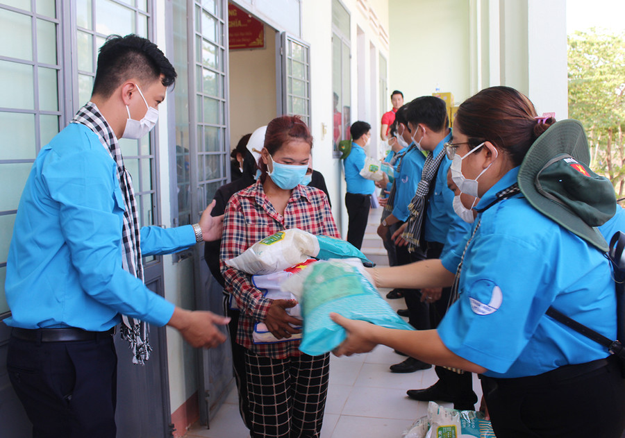 Thành Đoàn, Hội LHTN Việt Nam TP. Hồ Chí Minh tặng quà cho người dân xã Ia Púch (huyện Chư Prông). Ảnh: Phan Lài Thành Đoàn, Hội LHTN Việt Nam TP. Hồ Chí Minh tặng quà cho người dân xã Ia Púch (huyện Chư Prông). Ảnh: Phan Lài