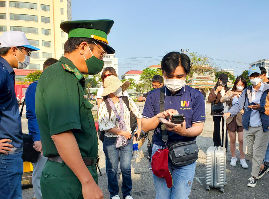 Lúc 7 giờ 30 phút cùng ngày (9.4) tại cảng Sông Hàn (TP.Đà Nẵng) lực lượng Bộ đội biên phòng kiểm tra giấy tờ tùy thân trước khi hành khách lên tàu. Ảnh: Huy Đạt Lúc 7 giờ 30 phút cùng ngày (9.4) tại cảng Sông Hàn (TP.Đà Nẵng) lực lượng Bộ đội biên phòng kiểm tra giấy tờ tùy thân trước khi hành khách lên tàu. Ảnh: Huy Đạt