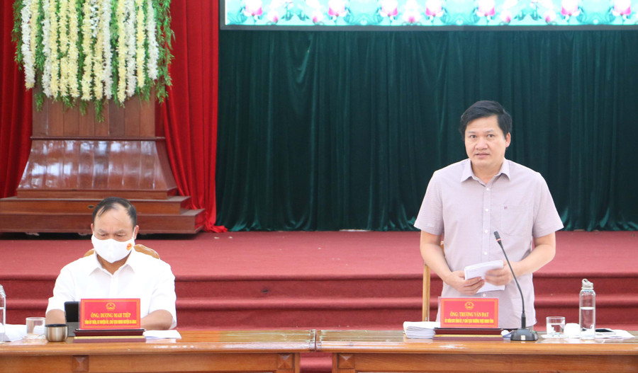 Phó Chủ tịch Thường trực HĐND tỉnh Trương Văn Đạt phát biểu kết luận buổi giám sát. Ảnh: Quang Tấn