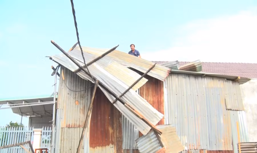 Nhà người dân trên địa bàn thị trấn Kbang bị gió làm tốc mái. Ảnh: Lê Nam