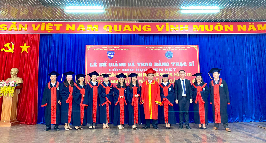 Đại diện Trường Đại học Khoa học (Đại học Huế) trao bằng thạc sĩ cho các học viên. Ảnh: Mộc Trà