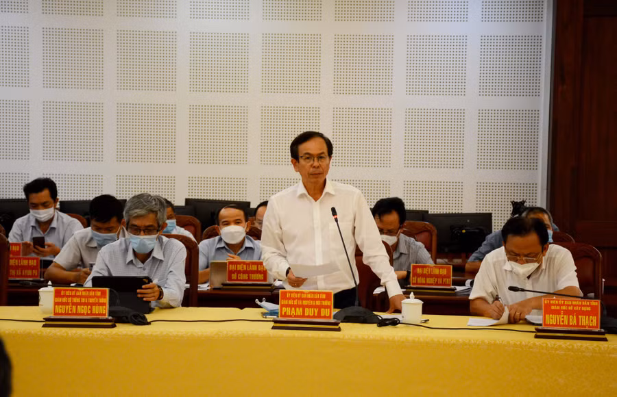 Ông Phạm Duy Du-Giám đốc Sở Tài nguyên-Môi trường thôn tin về tình trạng một số tổ chức, cá nhân lợi dụng tổ chức bất động sản để phân lô tách thửa đất nông nghiệp, thổi giá đất lên cao để đầu tư trục lợi. Ảnh: Minh Nguyễn