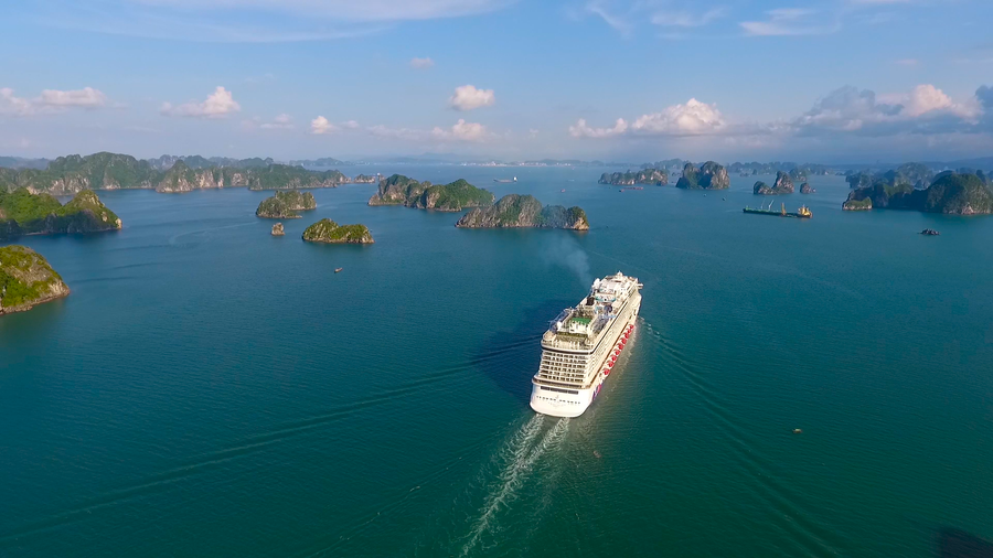 Vịnh Hạ Long là địa điểm du lịch nổi tiếng ở Việt Nam. Ảnh: N.H