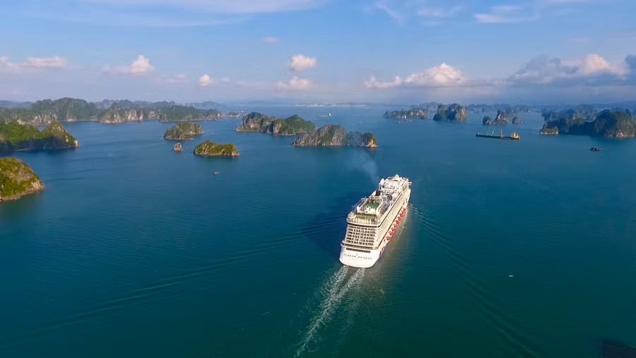 Vịnh Hạ Long là địa điểm du lịch nổi tiếng ở Việt Nam. Ảnh: N.H