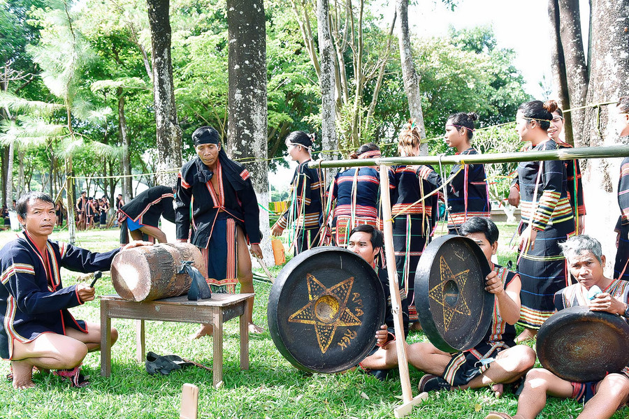 Đoàn nghệ nhân huyện Krông Pa phục dựng lễ mừng nhà mới