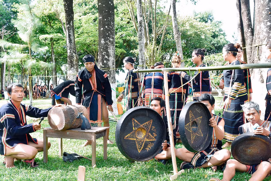 Đoàn nghệ nhân huyện Krông Pa phục dựng lễ mừng nhà mới