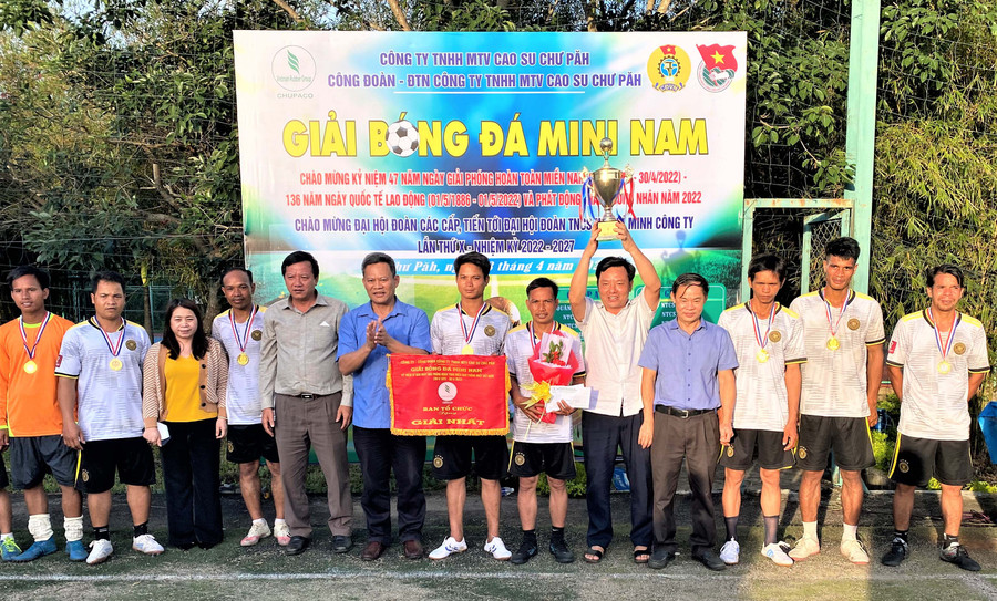 Ban tổ chức trao cúp và cờ cho đội vô địch Nông trường Ia Phú. Ảnh: Hà Đức Thành