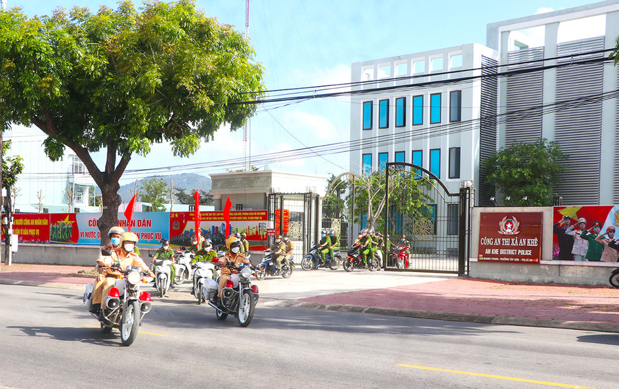 Công an thị xã An Khê ra quân thực hiện cao điểm kiểm tra, kiểm soát bảo đảm trật tự an toàn giao thông dịp nghỉ lễ 30-4 và 1-5-2022. Ảnh: Ngọc Minh  Công an thị xã An Khê ra quân thực hiện cao điểm kiểm tra, kiểm soát bảo đảm trật tự an toàn giao thông dịp nghỉ lễ 30-4 và 1-5-2022. Ảnh: Ngọc Minh