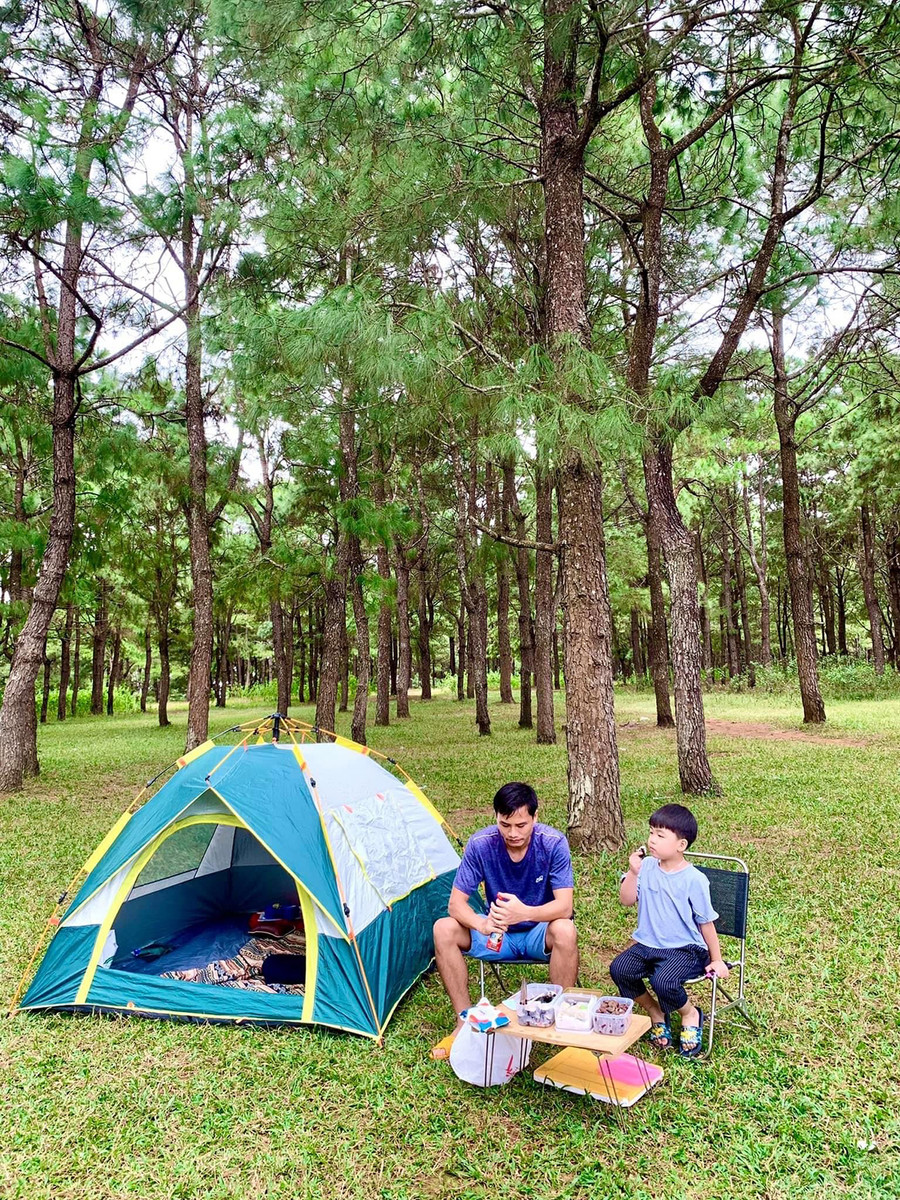 Picnic, cắm trại là cách được nhiều gia đình lựa chọn để được hòa mình vào thiên nhiên. Ảnh Phương Vi