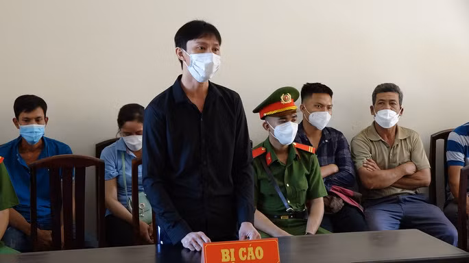  Bị cáo Đỗ Thành Yên (đứng) tại phiên tòa