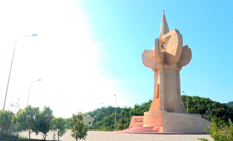 Tượng đài Chiến thắng tại Khu di tích lịch sử Khu VI anh hùng. Tượng đài Chiến thắng tại Khu di tích lịch sử Khu VI anh hùng.