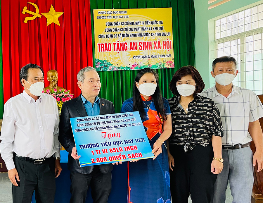 Pleiku: Hỗ trợ tivi và 2.000 cuốn sách cho Trường Tiểu học Nay Der ảnh 1 Ảnh: Vũ Thảo