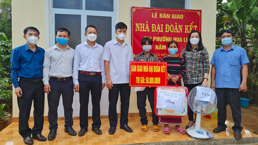 Hàng năm, phường Hoa Lư kêu gọi, vận động các Mạnh Thường Quân hỗ trợ kinh phí sửa chữa, xây mới nhà ở cho hộ nghèo trên địa bàn. Ảnh: Mộc Trà