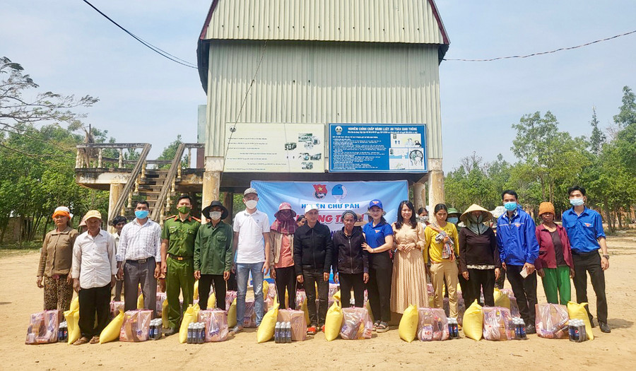 Huyện Đoàn, Hội LHTN Việt Nam huyện Chư Păh tặng quà cho người dân và thanh thiếu nhi làng Kênh (xã Ia Phí). Ảnh: Minh Nhật  Huyện Đoàn, Hội LHTN Việt Nam huyện Chư Păh tặng quà cho người dân và thanh thiếu nhi làng Kênh (xã Ia Phí, huyện Chư Păh). Ảnh: Minh Nhật