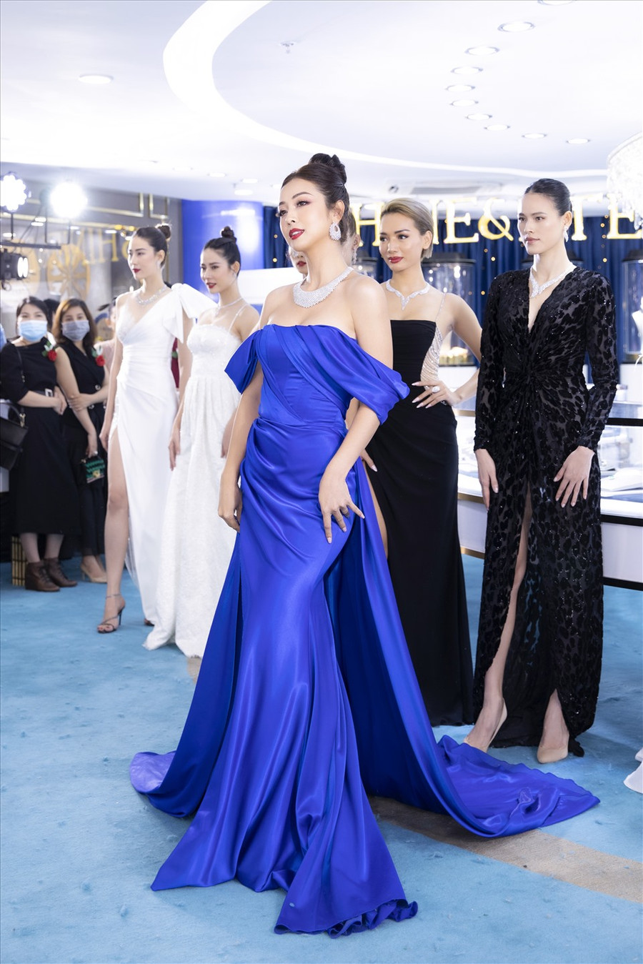 Mặc dù đã là bà mẹ của 4 đứa trẻ nhưng người đẹp sinh năm 1985 vẫn toả sáng rạng ngời với nhan sắc “khó ai bì kịp”.