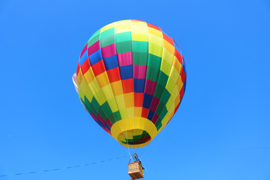 Một quả khinh khí cầu được trang hoàng lộng lẫy, đủ màu sắc