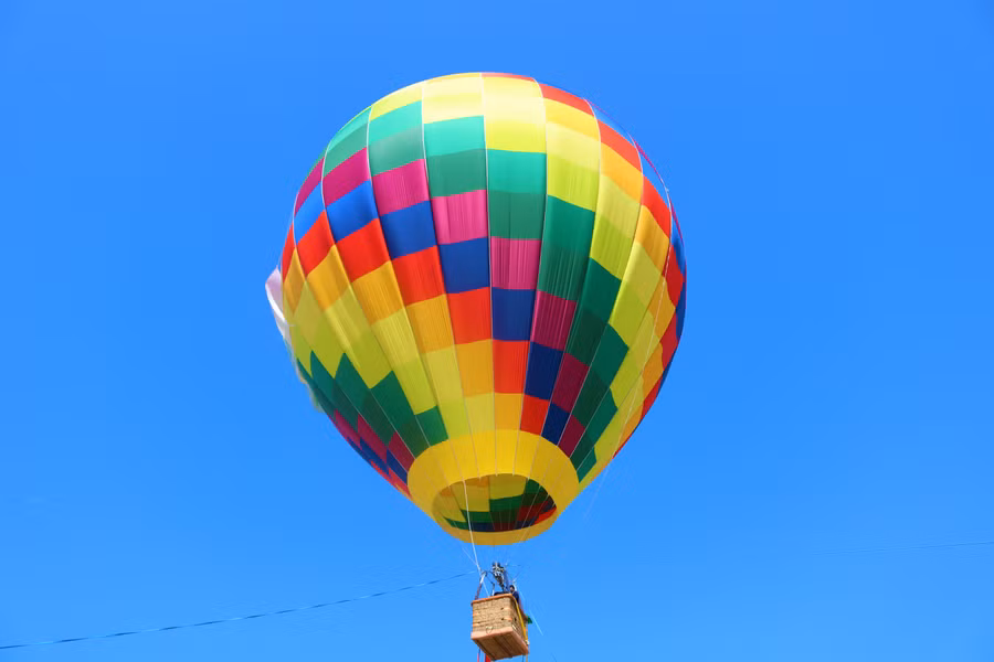 Một quả khinh khí cầu được trang hoàng lộng lẫy, đủ màu sắc