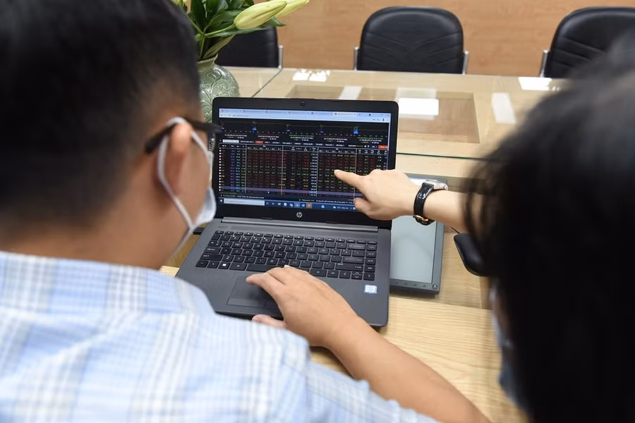 Nhóm cổ phiếu FLC lại được kéo lên giá trần sáng 4.4 - Ảnh: Ngọc Thắng