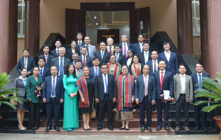 Lãnh đạo Tỉnh ủy chụp hình lưu niệm với Đoàn Lãnh sự tại TP. Hồ Chí Minh. Ảnh: Anh Huy
