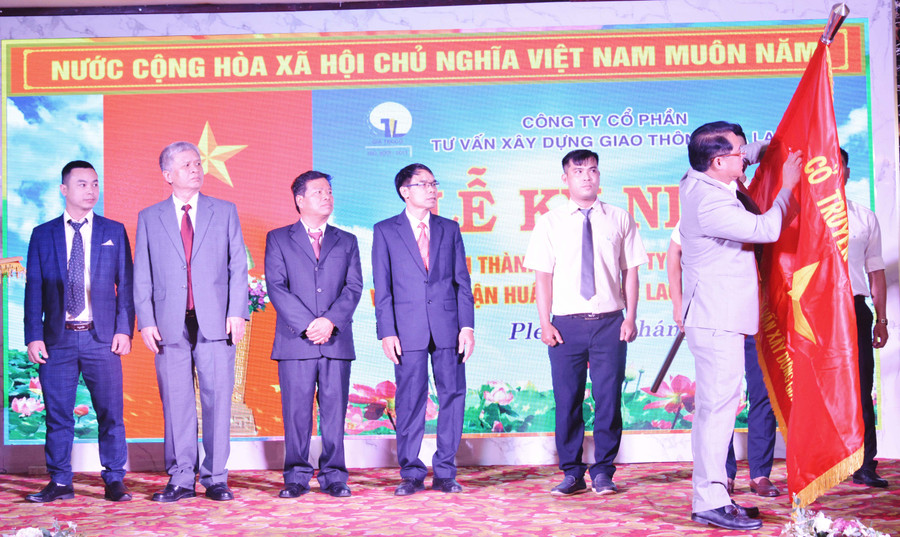 Thừa ủy quyền của Chủ tịch nước, Phó Chủ tịch UBND tỉnh Hồ Phước Thành trao Huân chương Lao động Hạng nhì cho Công ty. Ảnh: Hồng Thương