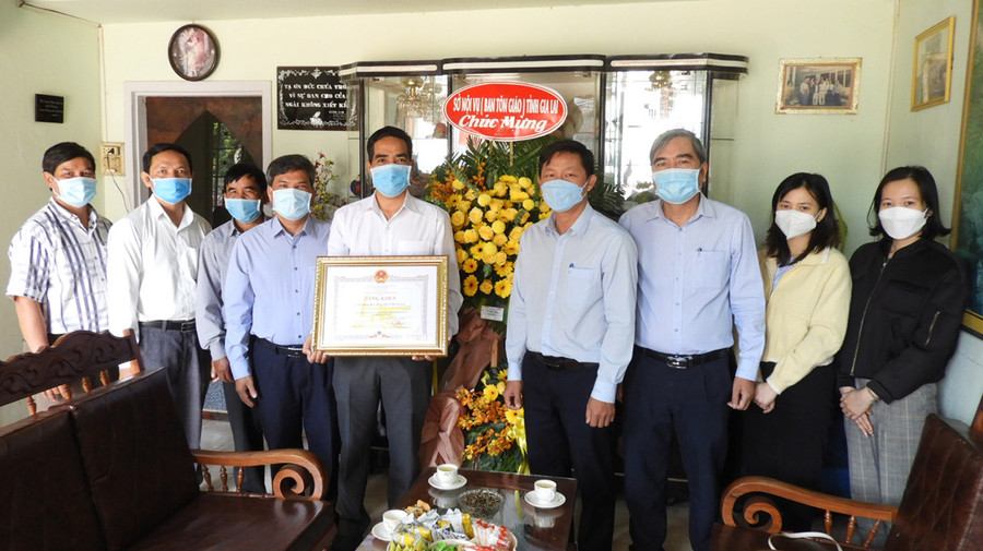 Ban đại diện Tin lành tỉnh được Chủ tịch UBND tỉnh tặng bằng khen về thành tích đóng góp tích cực trong công tác phòng-chống dịch Covid-19. Ảnh: Thanh Nhật  Ban đại diện Tin lành tỉnh được Chủ tịch UBND tỉnh tặng Bằng khen về thành tích đóng góp tích cực trong công tác phòng-chống dịch bệnh Covid-19. Ảnh: Thanh Nhật