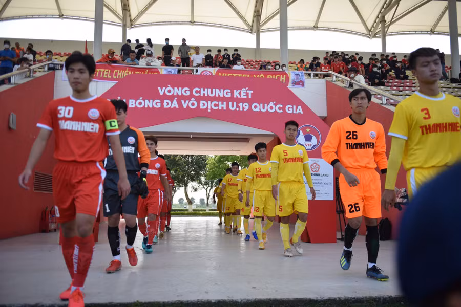 Đội trưởng Đặng Tuấn Phong (30) của U.19 Viettel, một trung vệ ấn tượng. Ảnh: Minh Hiếu