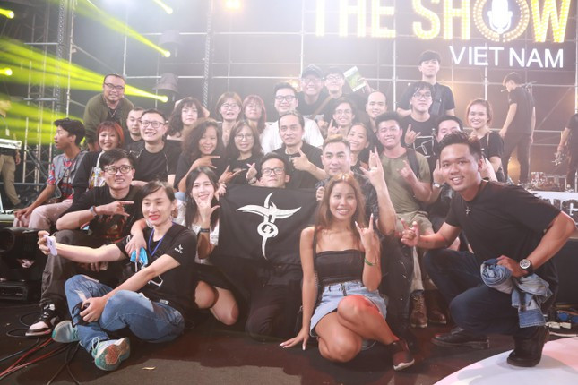 Là fan của ban nhạc Bức Tường 8 năm nay, Nghiêm Thu Hương và em trai cùng các thành viên trong FC Hà Nội đã bay vào TPHCM để trực tiếp xem các thần tượng trình diễn.